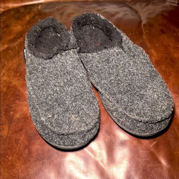Muk Luks Cozy Gray Fuzzy Slippers size 8-9 - Picture 1 of 7